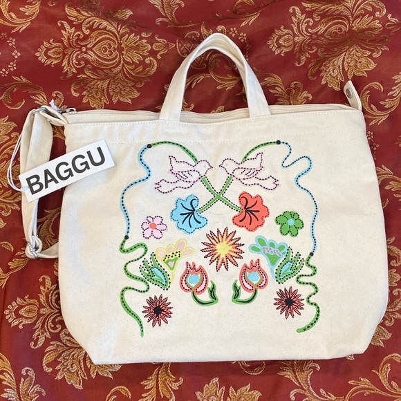 BAGGU Handbags - BAGGU NWT canvas horizontal duck bag with zipper embroidered birds